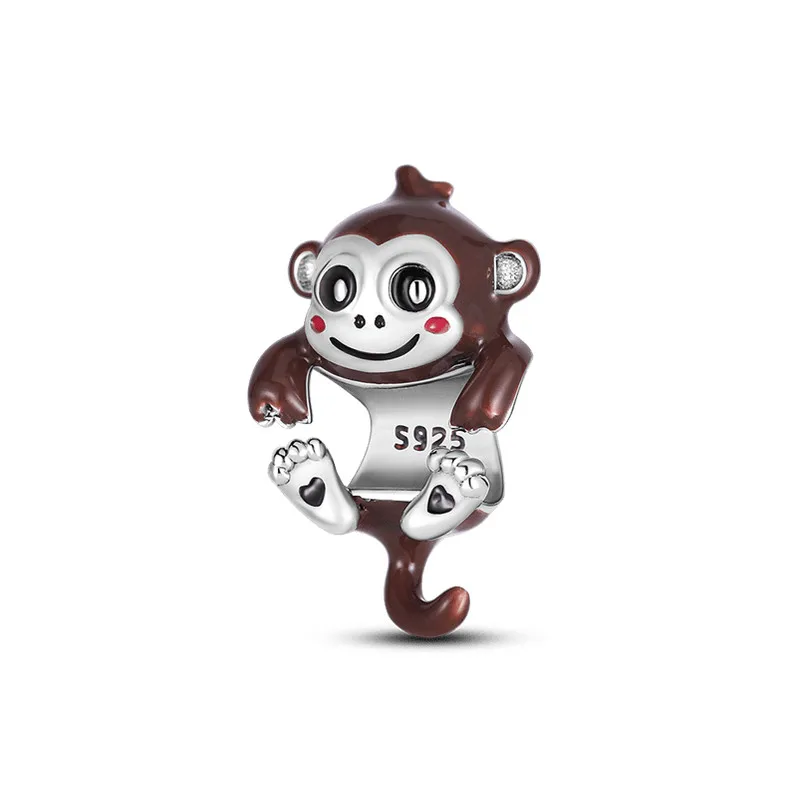 Berloque de macaco em prata polida, com esmalte marrom, segurando uma pulseira