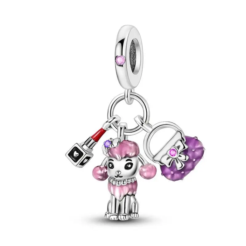 Charm de prata com pingente de poodle, batom vermelho e bolsa roxa acolchoada, com detalhes em zircónia