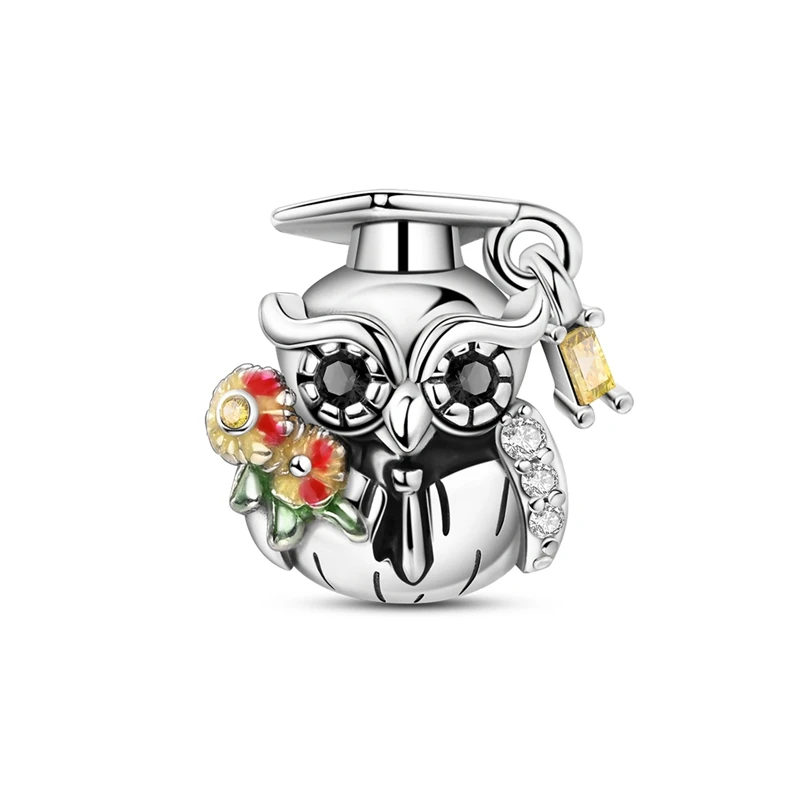 Berloque de coruja de formatura em prata com capelo e buquê de flores esmaltadas