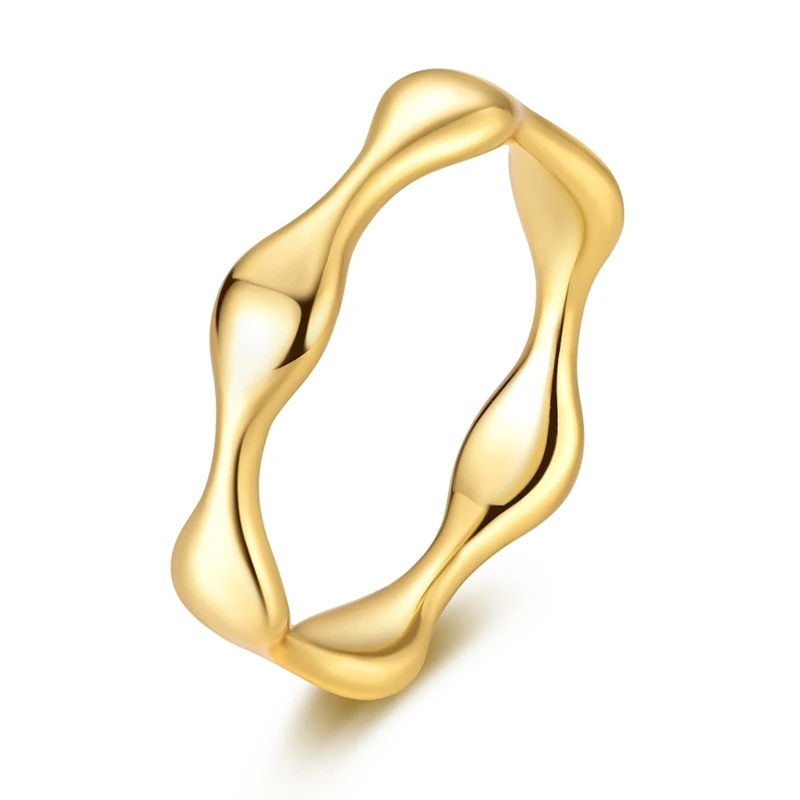 Anel em prata com faixa ondulada e acabamento dourado polido.