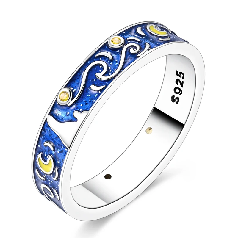 Anel de prata com esmalte azul e detalhes de estrelas e lua crescente, inspirado na obra A Noite Estrelada