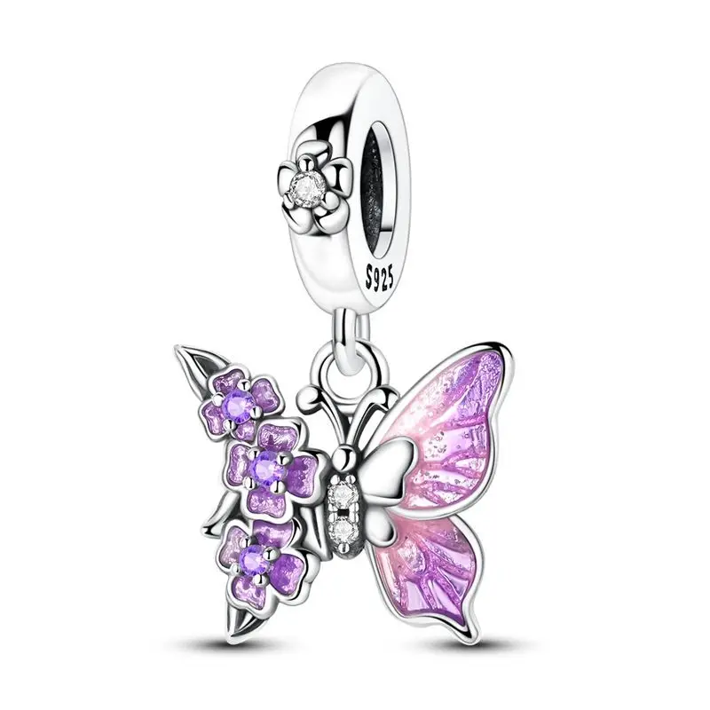 Berloque de borboleta com asas em forma de flores multicoloridas, feito em prata polida com zircónias.