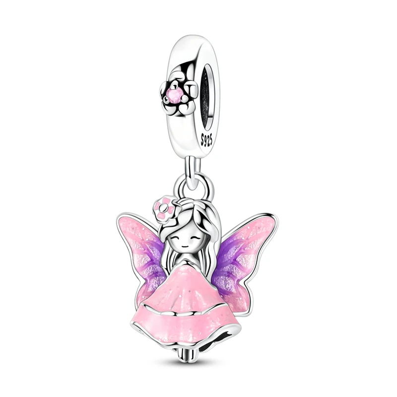 Charm de fada alada com vestido rosa, asas de borboleta em degradê rosa e lilás e detalhe floral no cabelo, em prata polida.