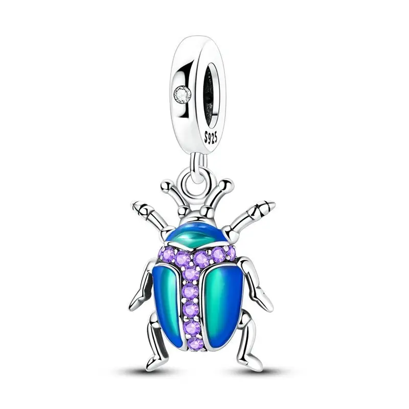 Charm articulado em formato de besouro em prata com asas em esmalte azul turquesa e zircónias roxas