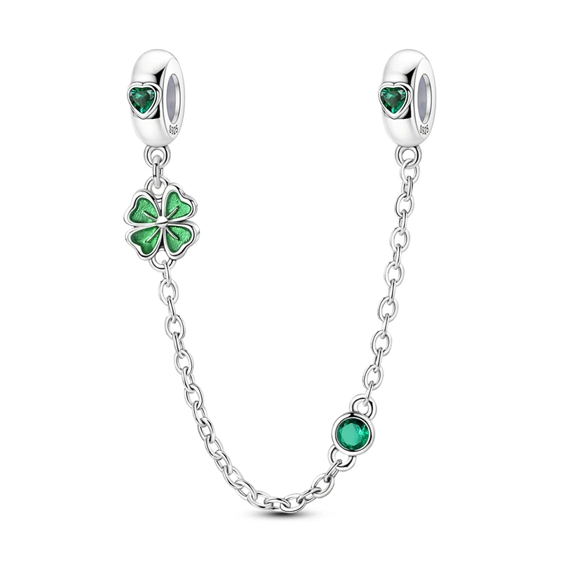 Berloque de prata com um trevo de quatro folhas verde esmaltado e um coração, preso a uma corrente de segurança.