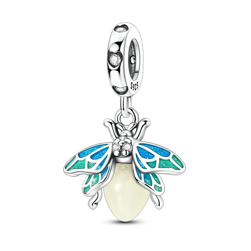 Brincos de prata com pendente em forma de pirilampo, cravejados com zircónias brilhantes.