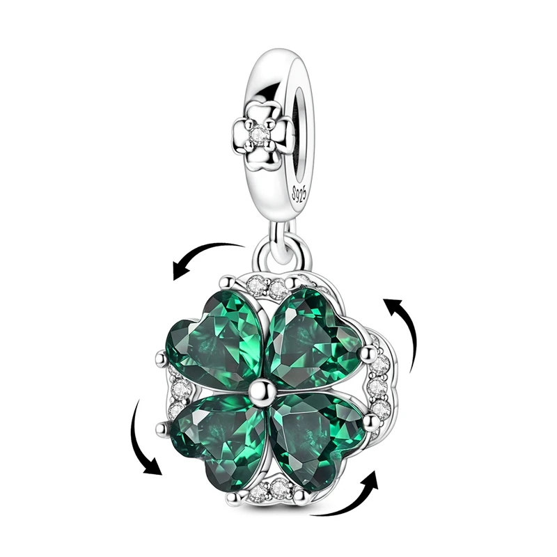 Charm pendente com trevo de quatro folhas giratório em prata e zircónias verdes lapidadas em coração.