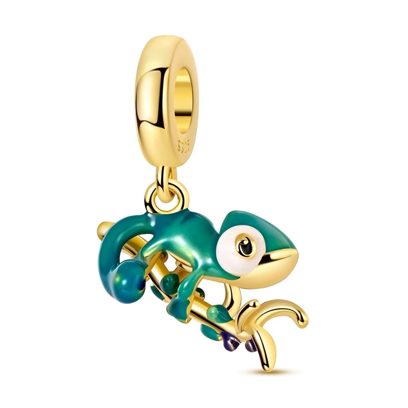 Berloque de prata com esmalte em formato de camaleão dourado e verde-azulado, pousado num galho