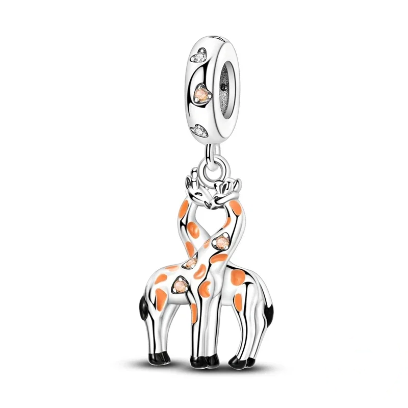 Pendente de casal de girafas entrelaçadas em prata com detalhes em esmalte laranja e zircónias em forma de coração.