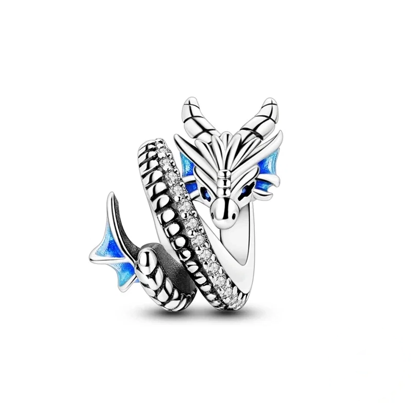 Charm de dragão em prata 925 com detalhes em esmalte azul e zircónias, enrolado sobre si mesmo.