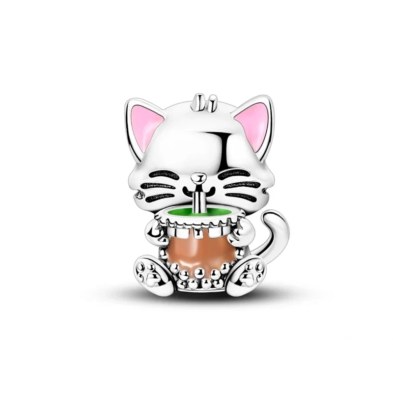 Pendente de gato estilizado em prata, segurando um copo de bubble tea com palhinha, com esmalte rosa, verde e castanho.