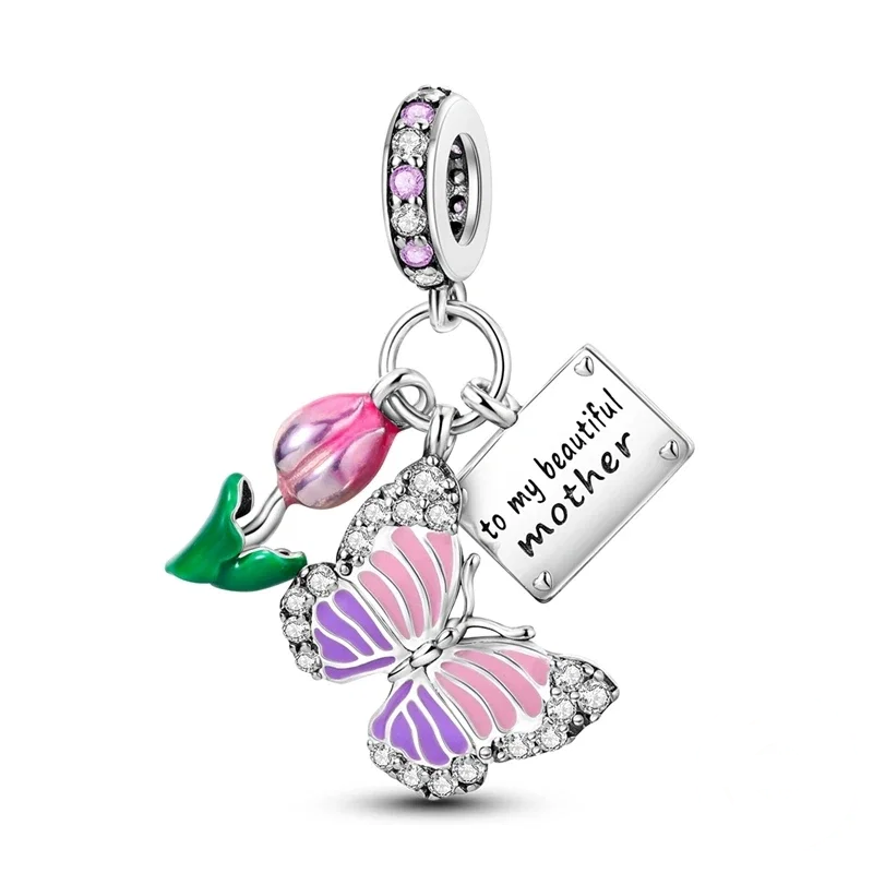 Charm de prata com borboleta esmaltada rosa e lilás, botão de tulipa e placa gravada