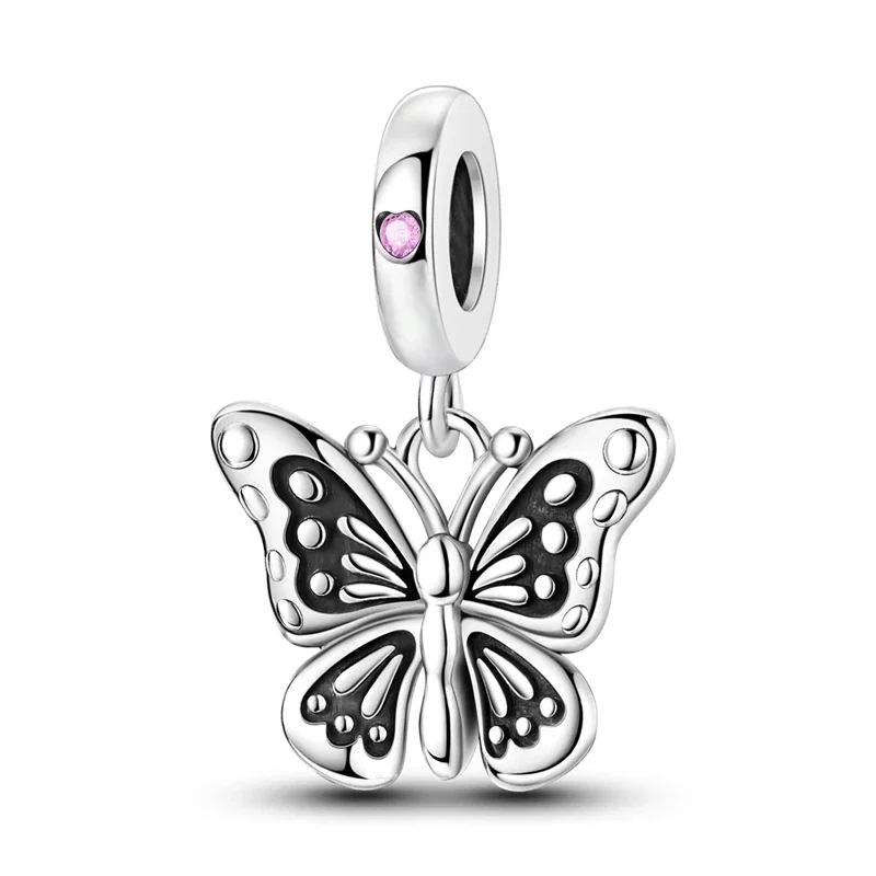 Berloque de borboleta em prata com asas detalhadas e zircónias, pendurado num colar fino.