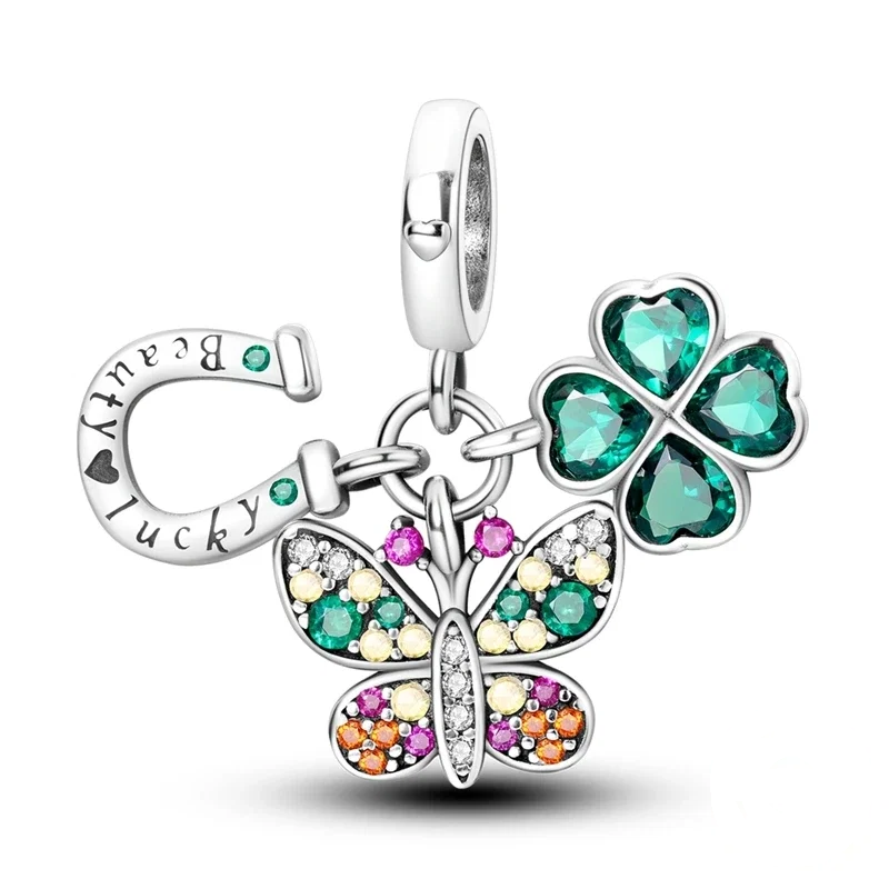 Charm de prata com pendente de borboleta multicolorida, trevo de quatro folhas verde e ferradura gravada