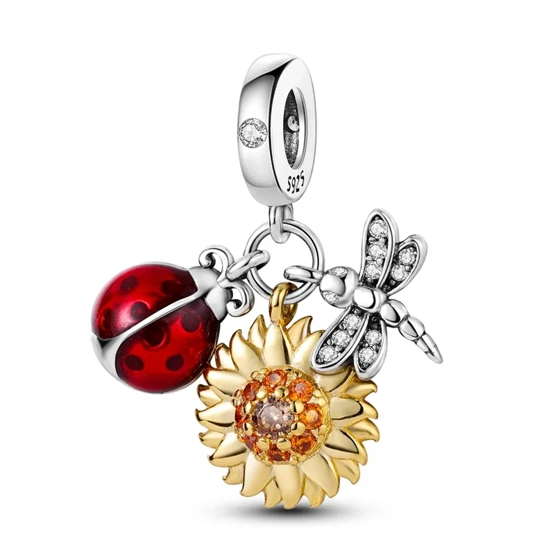 Charm de prata com pendente triplo de joaninha vermelha, girassol dourado e libélula cravejada