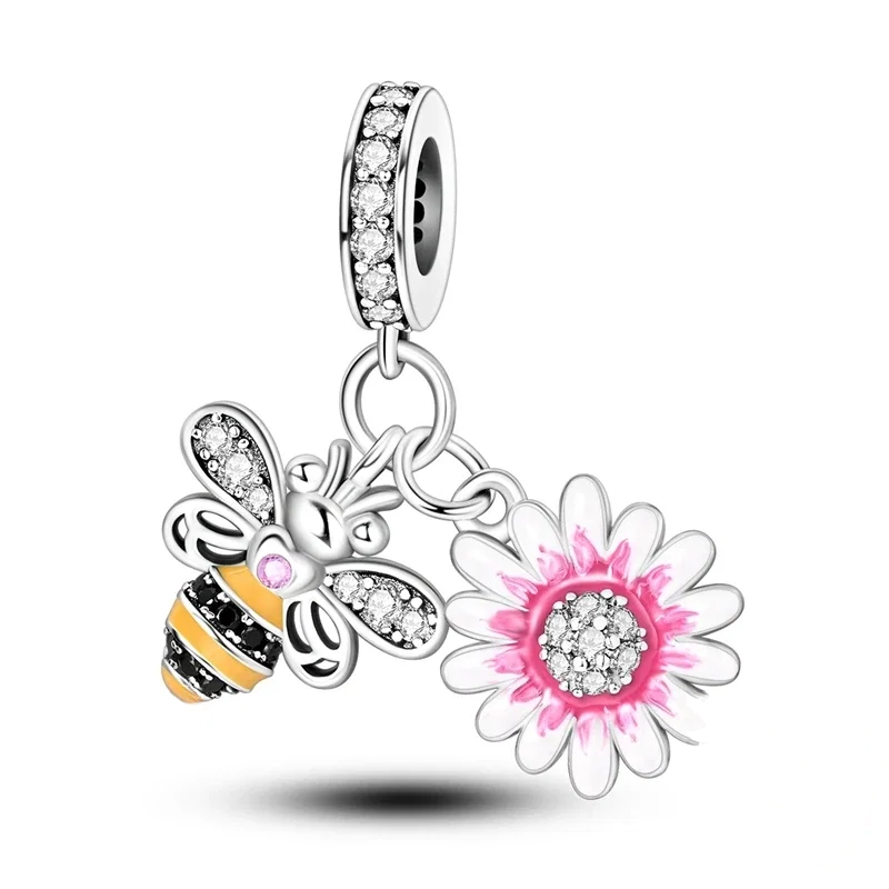 Charm duplo de prata com uma abelha esmaltada amarela e preta e uma margarida com detalhes em rosa e branco e zircónia.