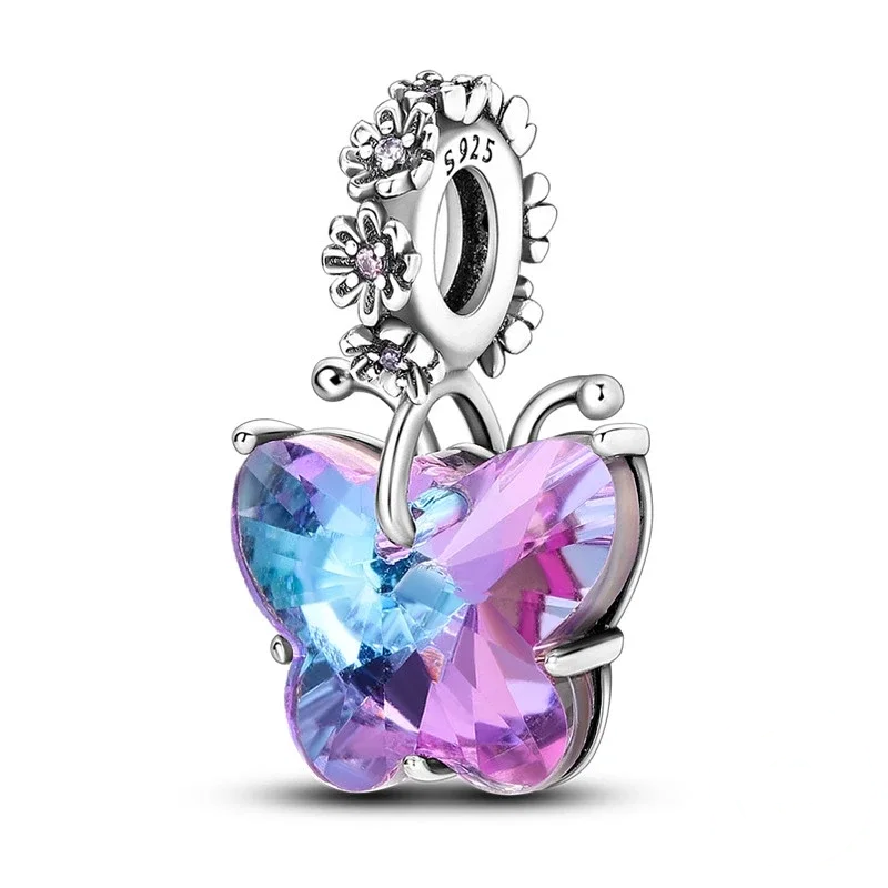 Colar de prata com pendente de borboleta em cristal e detalhes florais no aro.