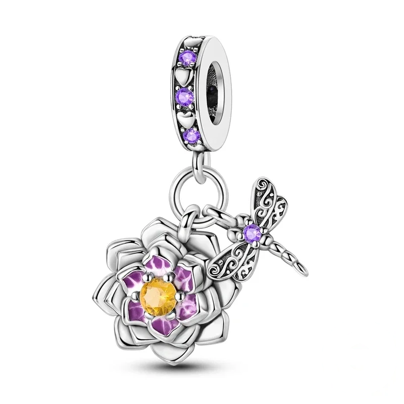 Charm pendente em prata com flor de lótus e libélula detalhada com asas em filigrana, adornado com zircónias.