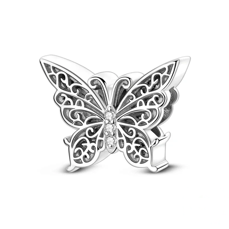 Berloque de borboleta em prata com design de filigrana e acabamento polido