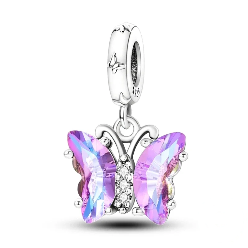 Berloque de borboleta em prata com asas de cristal facetado em tons de roxo e rosa e corpo pavé.