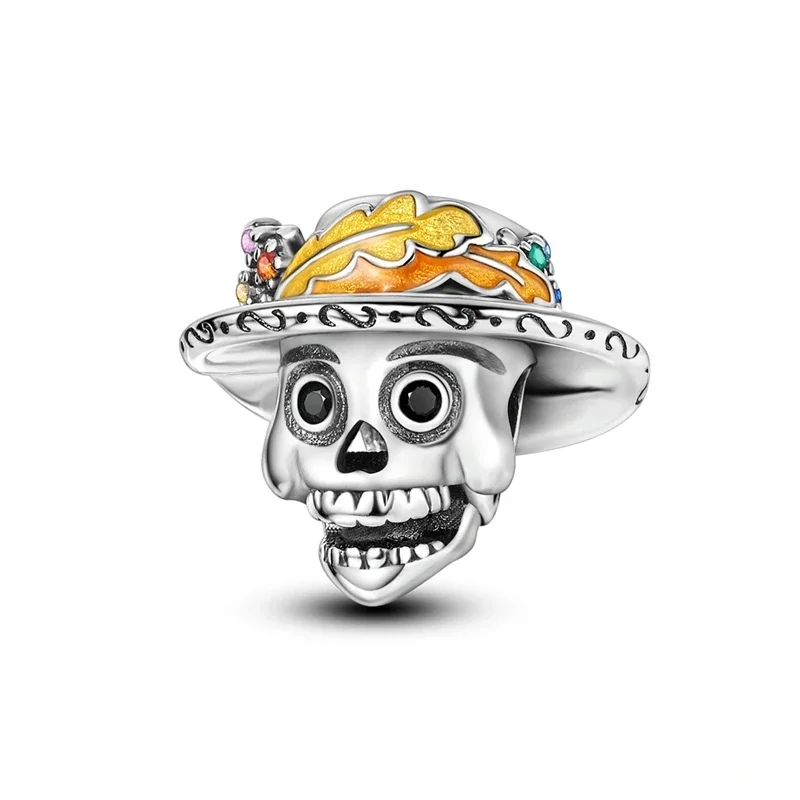 Charm em prata de caveira mexicana estilizada com chapéu decorado com folhas e pedras coloridas, com Zircónia
