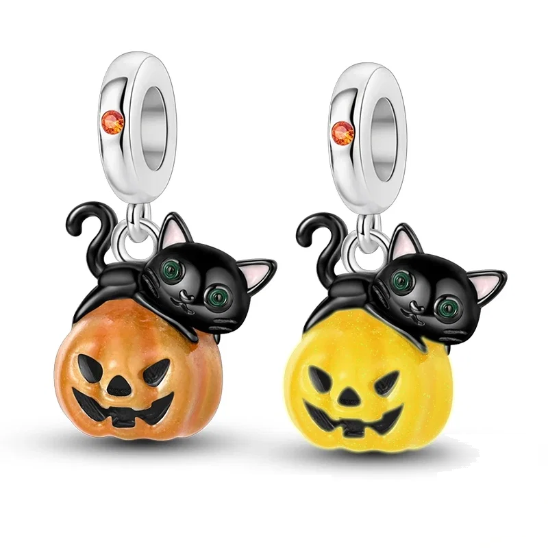 Conta de prata com um gato preto esmaltado e uma abóbora laranja esculpida, com detalhes multicoloridos.