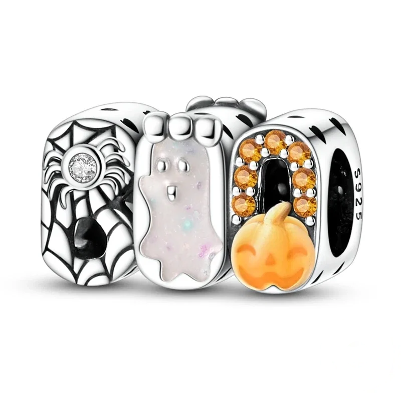Charm em formato da palavra BOO com teia de aranha, fantasma e abóbora, em prata polida e zircónias