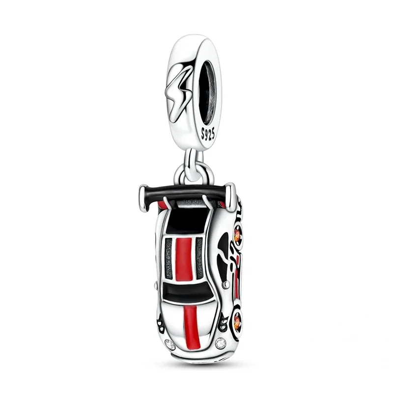 Charm de prata polida em forma de carro desportivo com detalhes de zircónia
