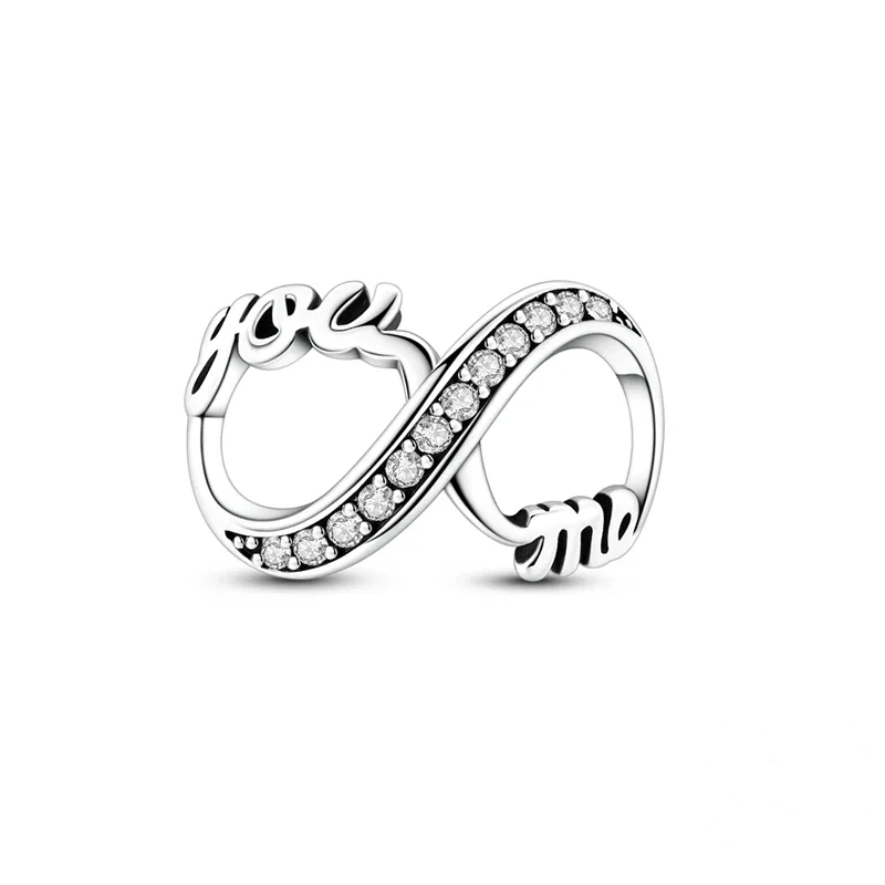 Amuleto de prata com símbolo do infinito e as palavras 'you' e 'me', cravejado com zircónias