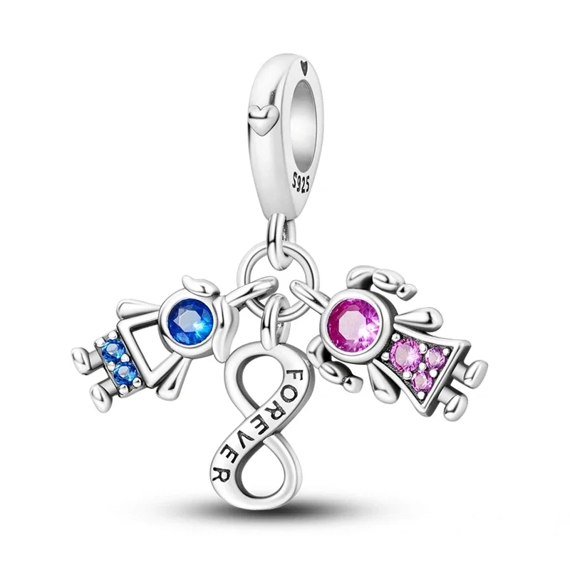 Charm em prata com símbolo do infinito gravado 'FOREVER' e figuras de menino e menina com zircónias azuis e rosas