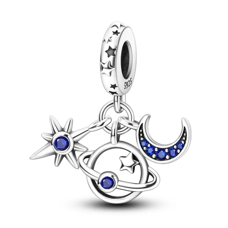 Colar em prata com pendentes de lua crescente, planeta Saturno e estrela cadente, adornados com zircónias azuis.