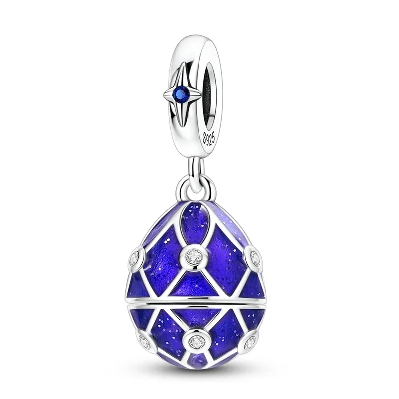 Pingente em formato de ovo estilo Fabergé articulado com esmalte azul cintilante e treliça prateada cravejada.