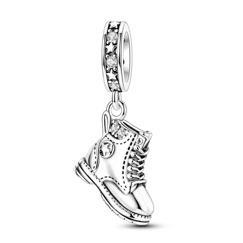 Pingente de ténis de cano alto em prata polida com detalhes de estrelas e zircónias, ideal para pulseiras ou colares.