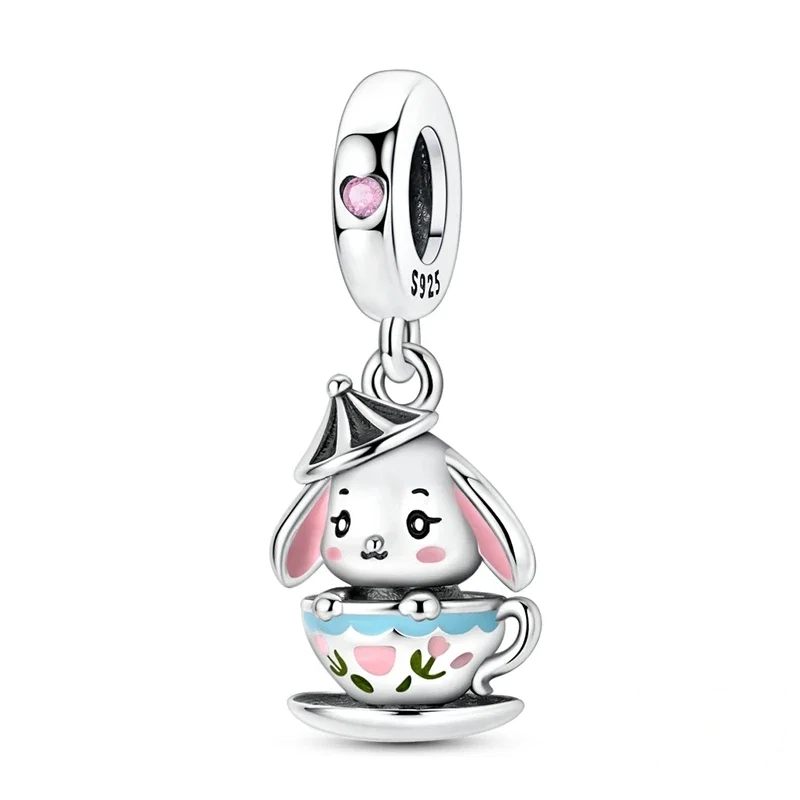 Pendente em prata com coelho na chávena, com detalhes em zircónia, ideal para pulseiras ou colares.