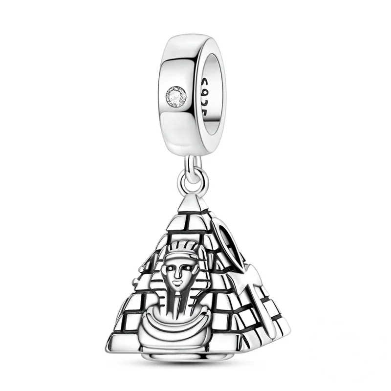 Amuleto de pirâmide egípcia com máscara de faraó e ankh em prata texturada, adornado com zircónias.