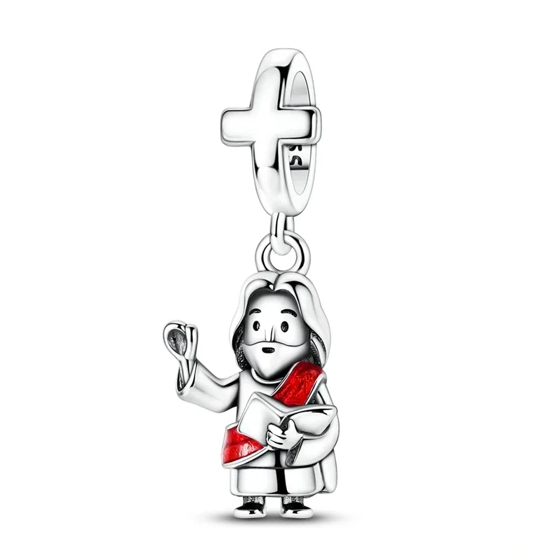 Berloque de prata com figura de Jesus e passador em forma de cruz