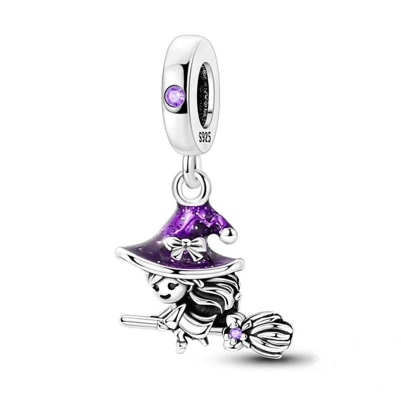 Charm de bruxa voadora em prata com chapéu roxo brilhante e vassoura, detalhes em zircónia.