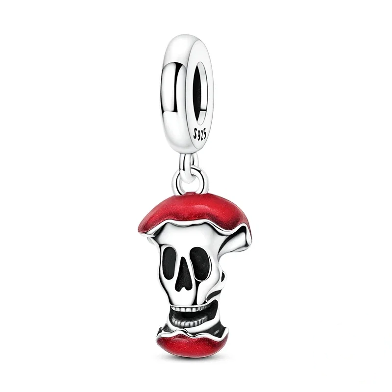 Pingente em formato de maçã comida revelando uma caveira no miolo com esmalte vermelho no topo e na base