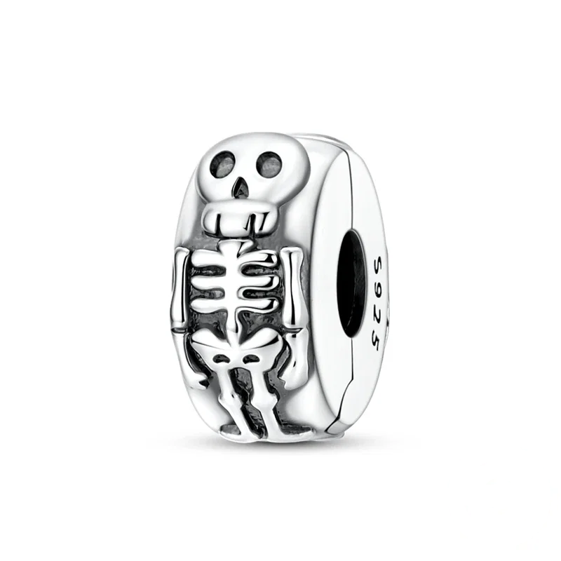Conta de prata com figura de esqueleto completo em relevo, ideal para pulseiras.