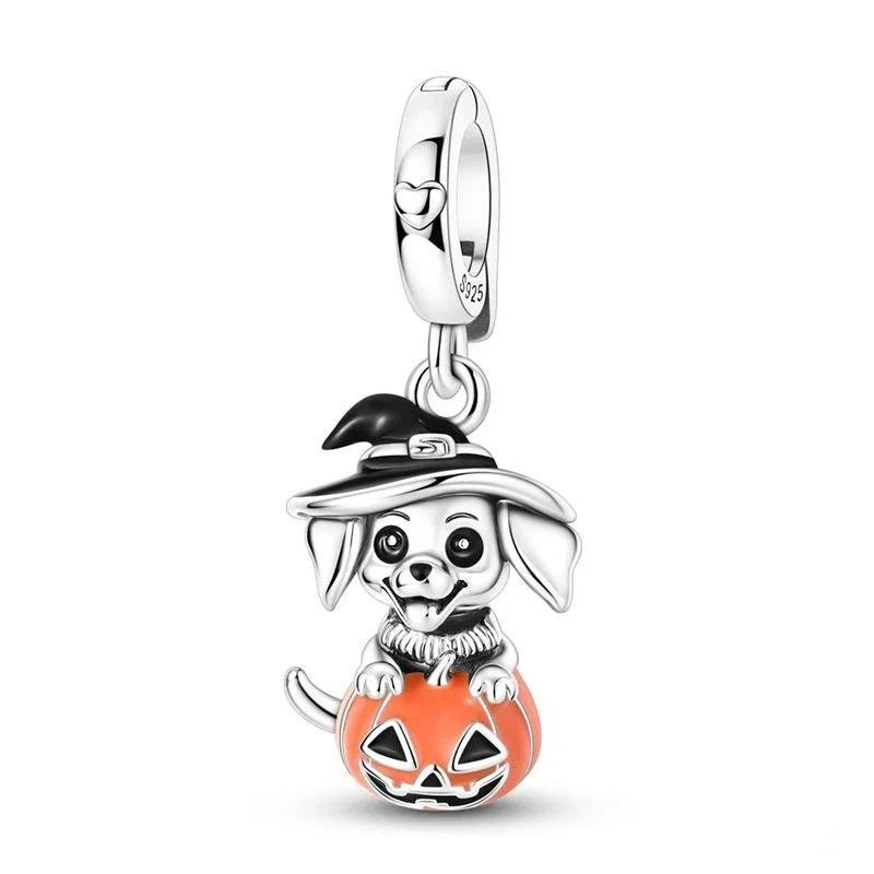 Conta de prata com pendente de cão a sair de uma abóbora de Halloween, com chapéu de bruxa e detalhes em esmalte.