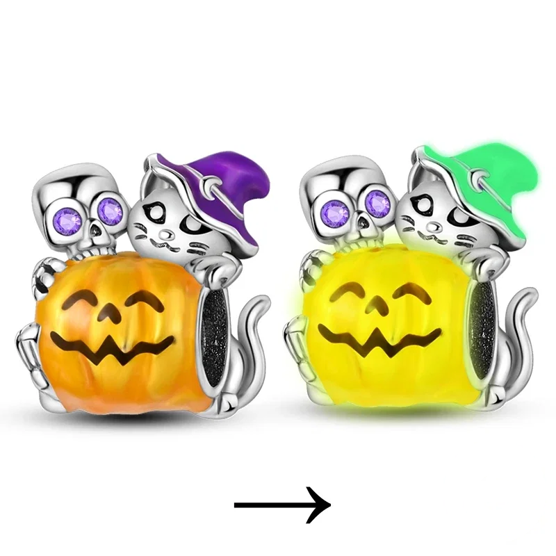 Berloque de Halloween com abóbora jack-o'-lantern luminosa, gato com chapéu de bruxa e caveira com olhos de zircônia roxa