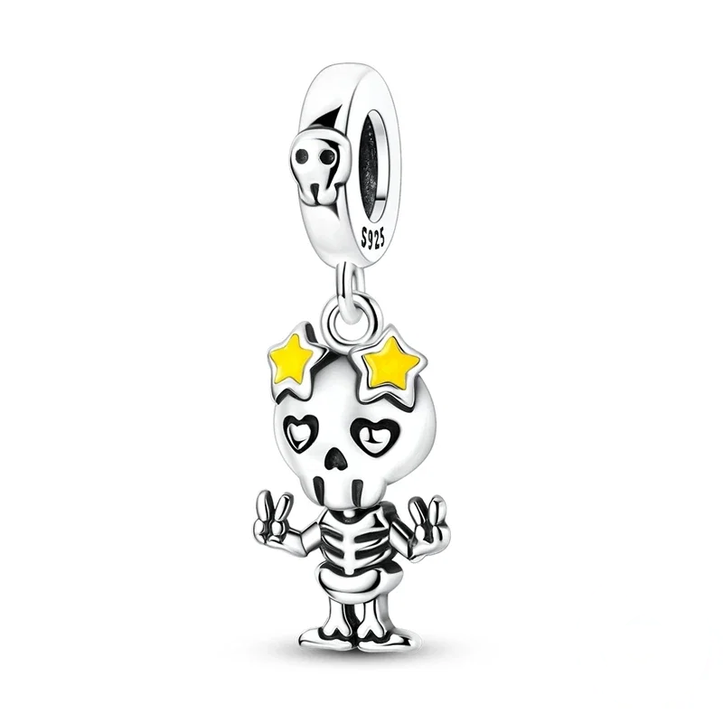 Conta em prata com esmalte, representando um esqueleto de desenho animado com estrelas na cabeça e sinal da paz