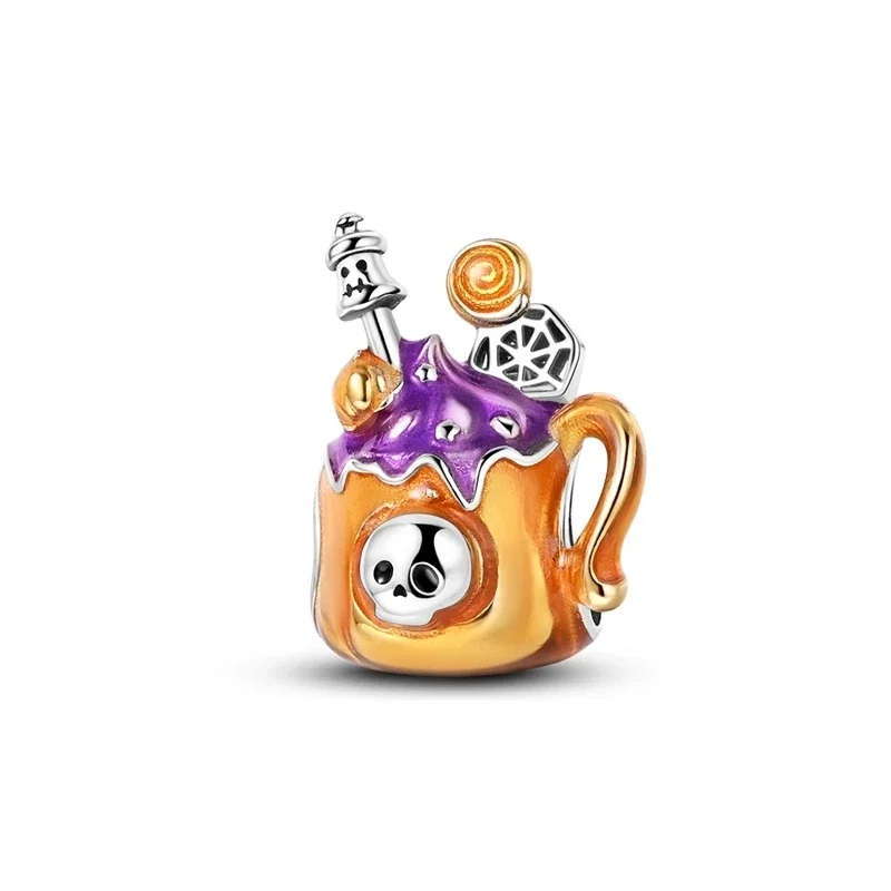 Charm de prata com caneca festiva de poção de Halloween em esmalte laranja e roxo com caveira, fantasma e pirulito decorativos.