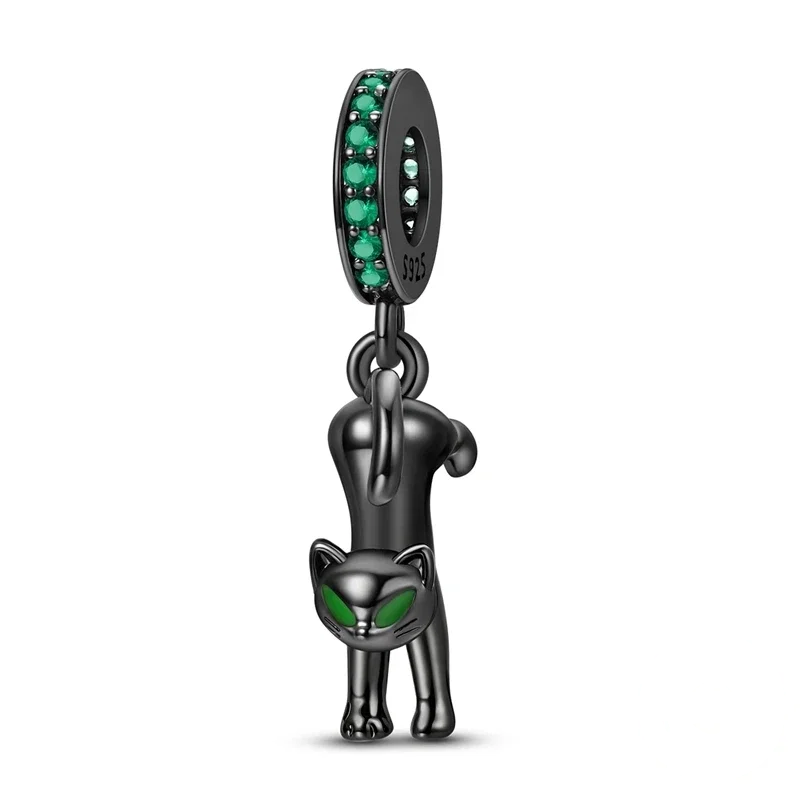 Brincos pendente em forma de gato preto estilizado com olhos verdes em prata polida.
