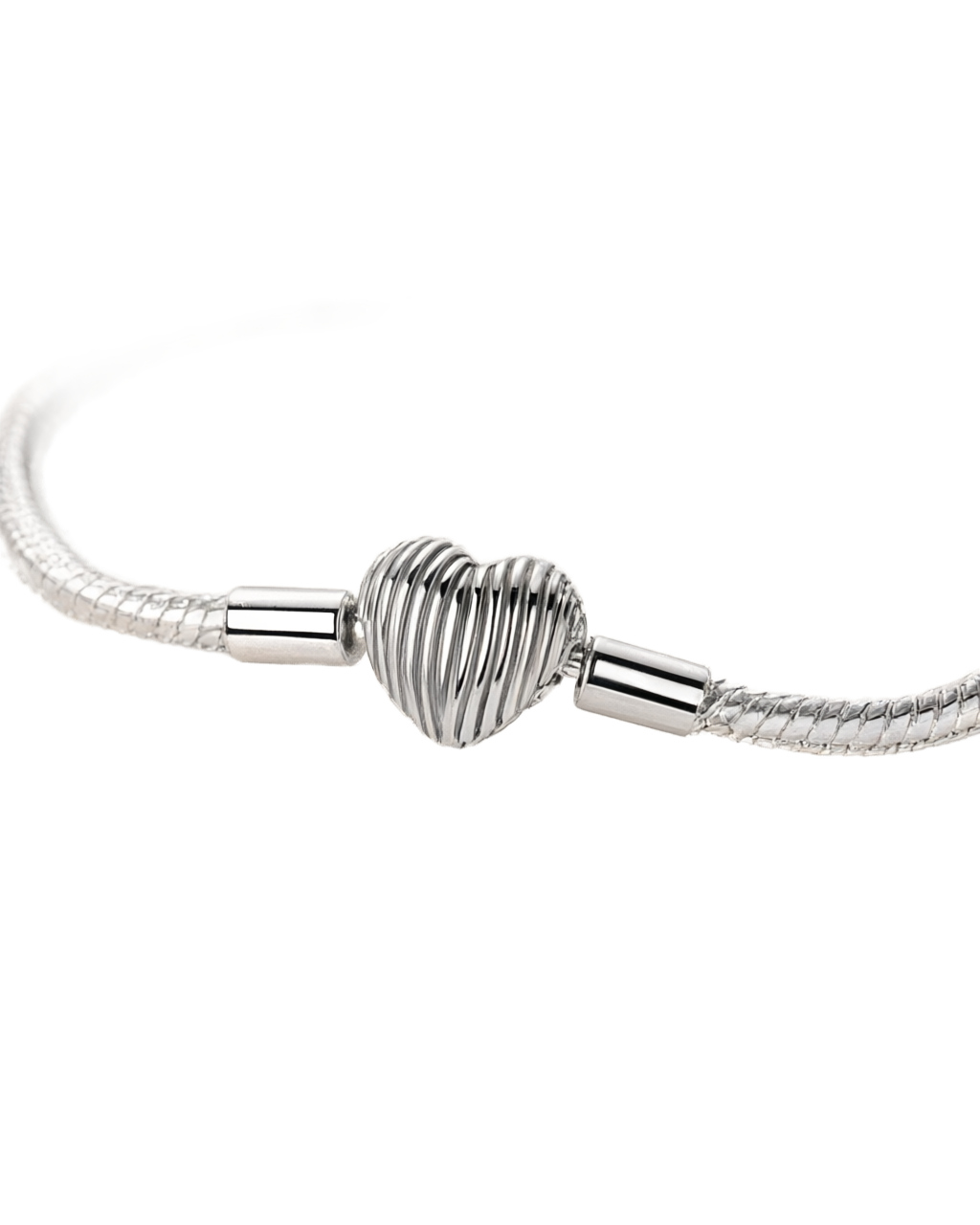 Pulseira de prata com fecho em forma de coração e corrente em malha de cobra.