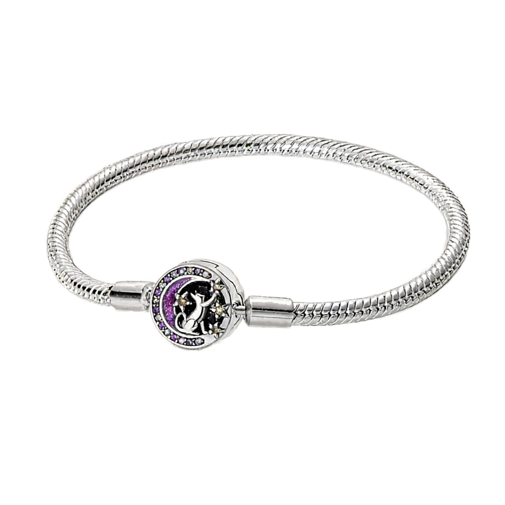Pulseira de prata com pingente de gato sentado em lua crescente com estrelas.