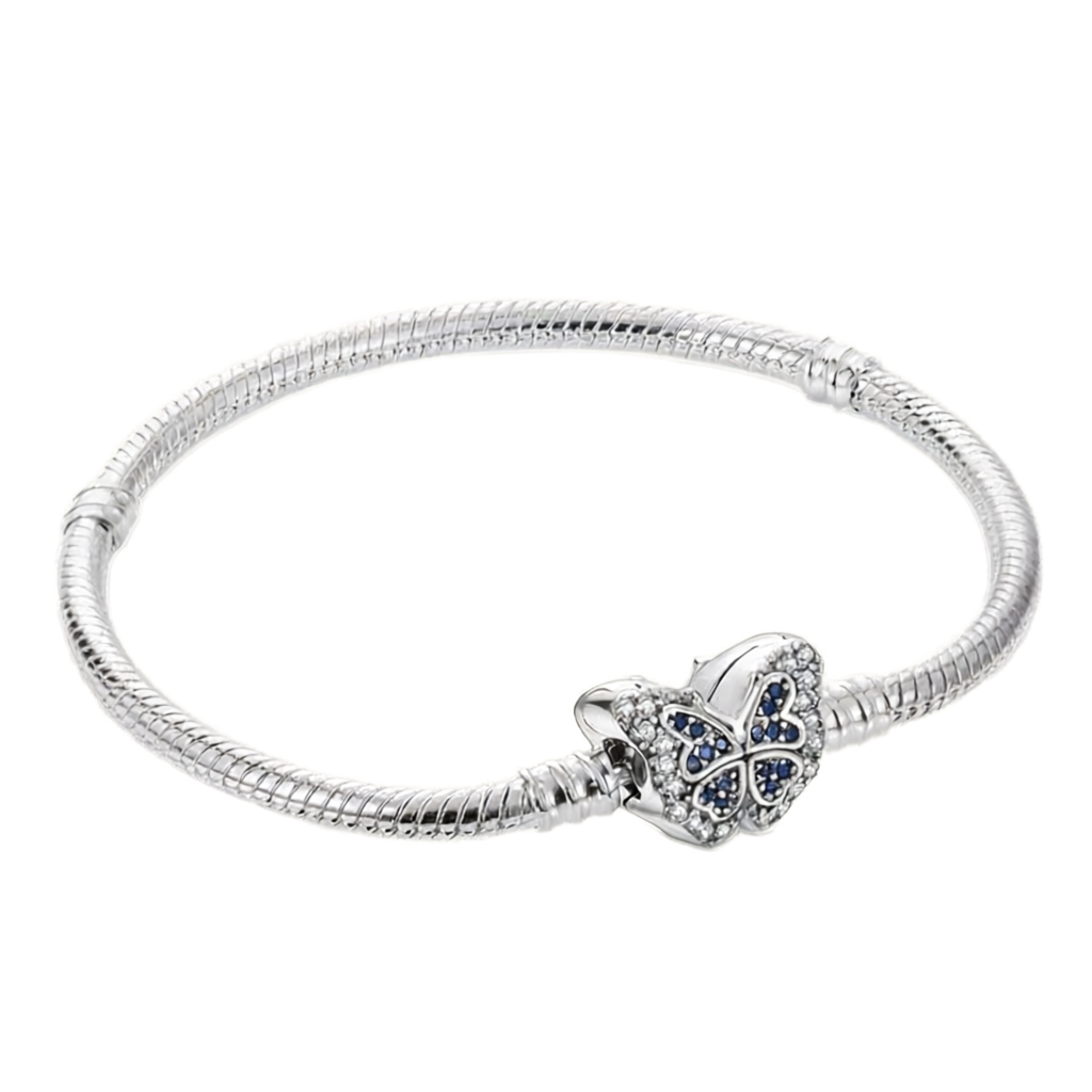 Pulseira cobra prata com fecho borboleta cravejado de zircónias azuis.