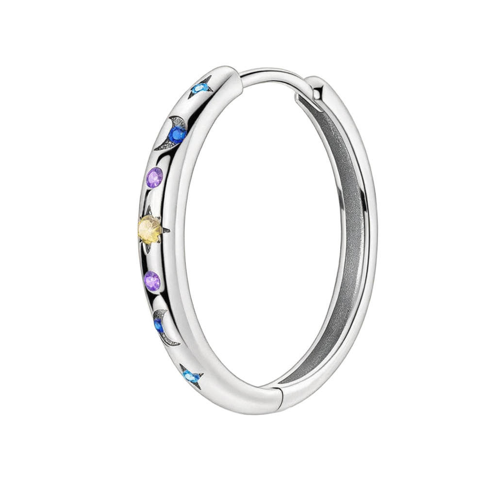 Brincos de argola em prata com gravuras de lua crescente e estrelas cravejadas de zircónias coloridas.