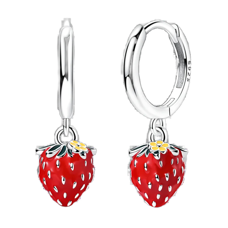 Brincos de argola em prata com pendente de morango esmaltado vermelho e flor amarela