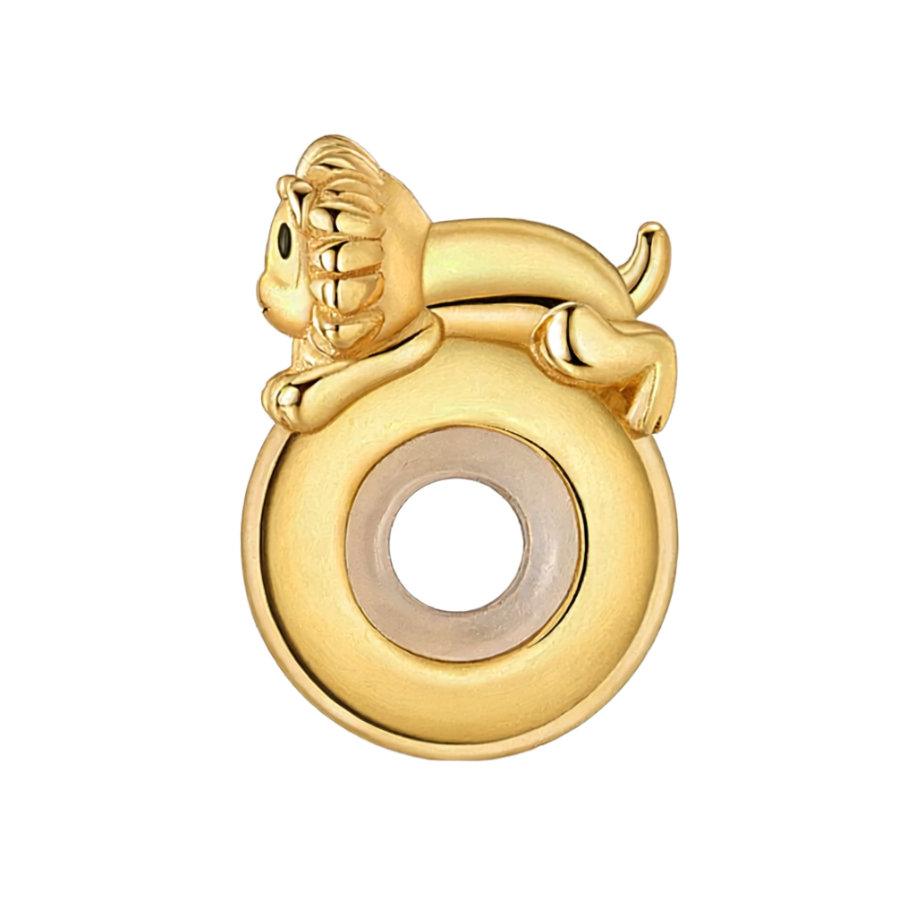 Berloque em prata com acabamento dourado, leão em miniatura e palavra Courage.